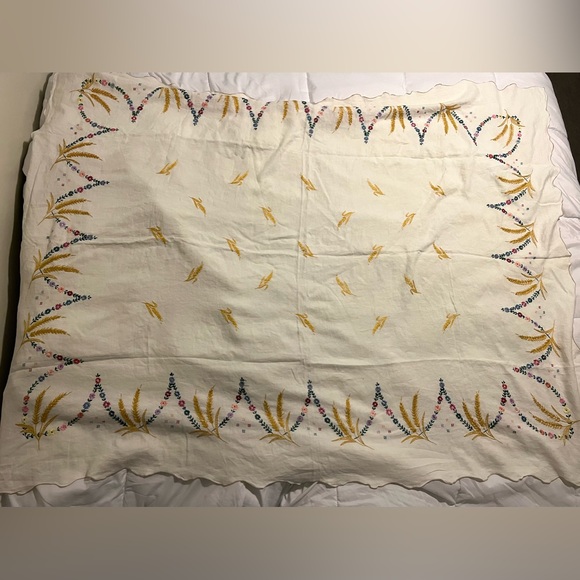 Stitched linens tablecloth - Picture 4 of 4
